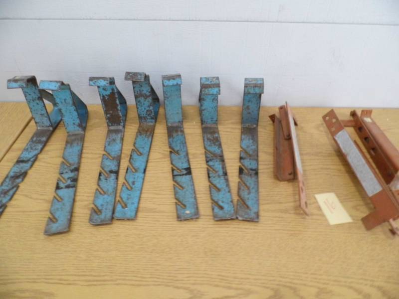 lot 16 image: Roof Brackets
