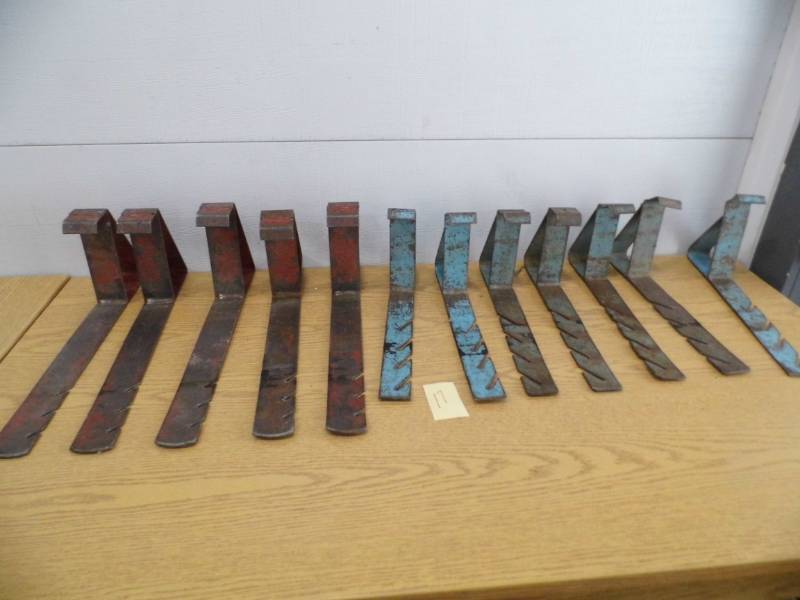 lot 17 image: Roof Brackets