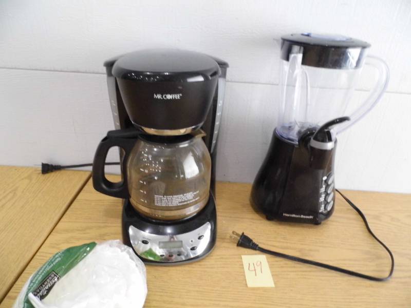 lot 49 image: Mr Coffee - Hamilton Beach Blender