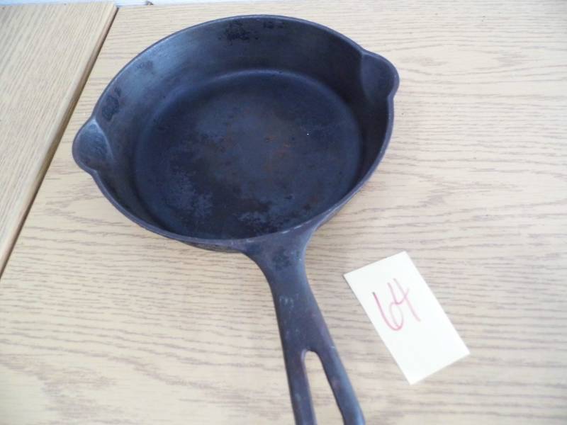 lot 64 image: Griswold Cast Iron Skillet