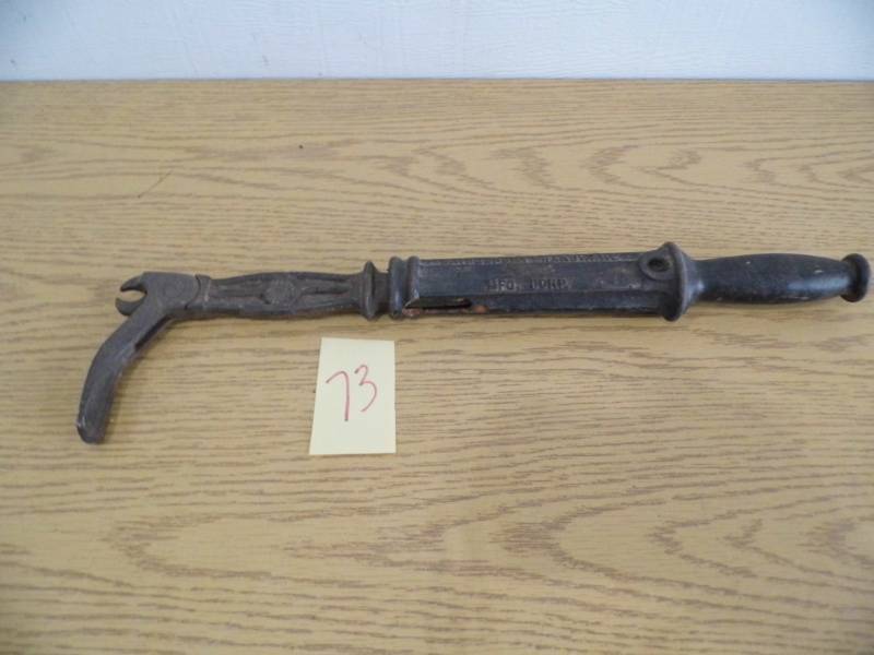 lot 73 image: Bridgeport Hardware Nail Puller