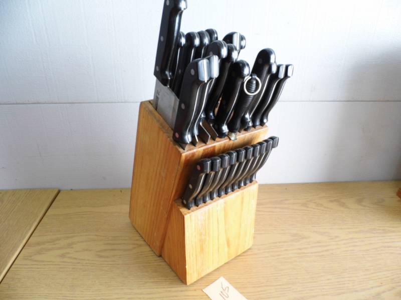 lot 105 image: Large Knife Set w Block
