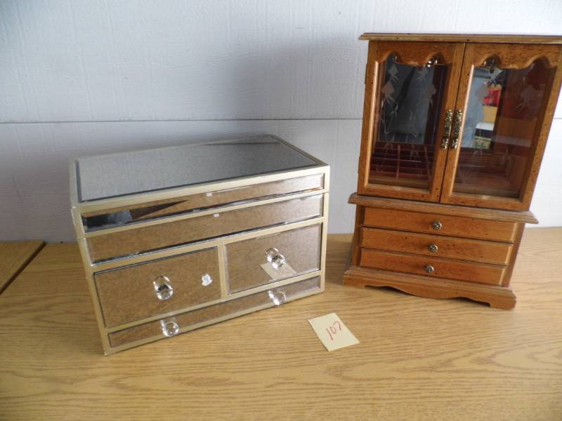 lot 107 image: Lot of 2 Jewelry Boxes