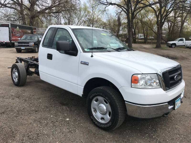 lot 1 image: 2004 Ford F-150 XL 4x4 Chassis Cab