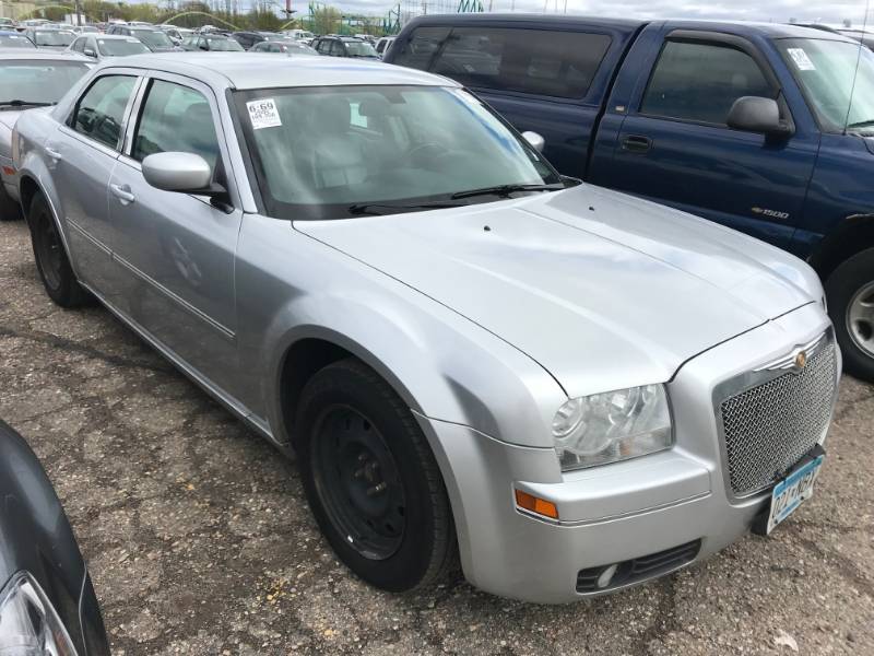lot 26 image: 2006 Chrysler 300 Touring V6