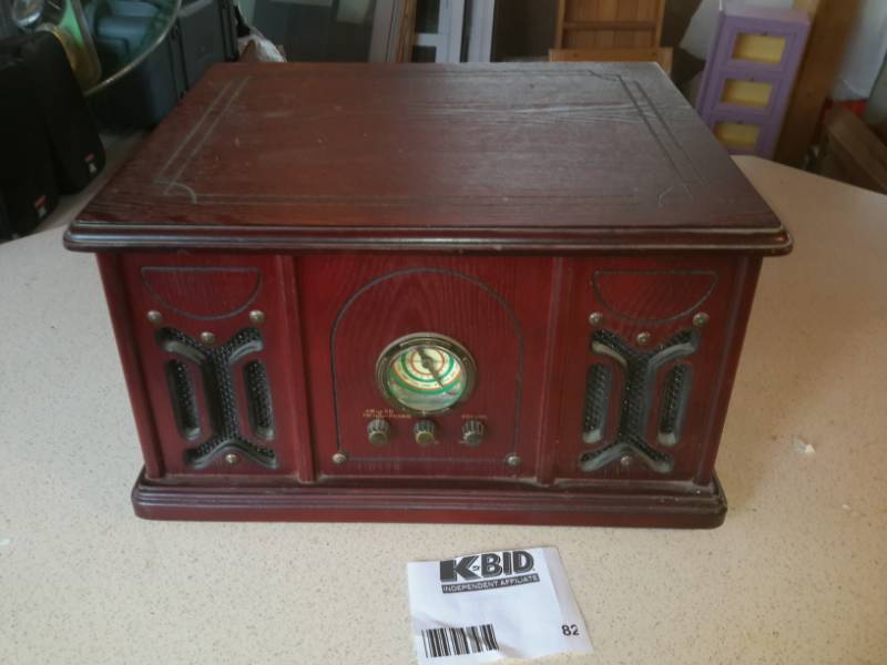 lot 82 image: Phonograph and Radio in Cabinet