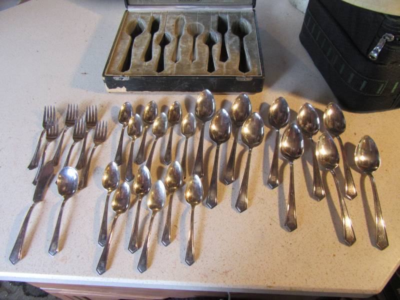 lot 81 image: Set of Rogers flatware and storage case.