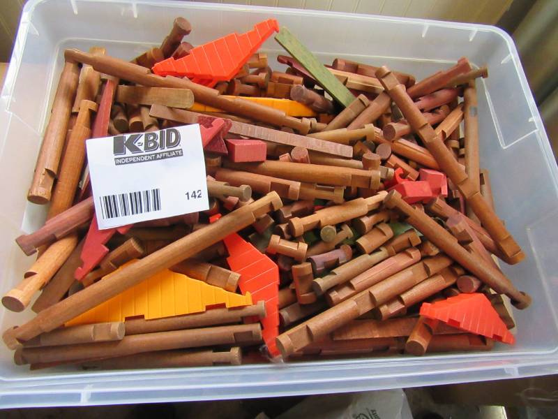 lot 142 image: Lot of Lincoln Logs