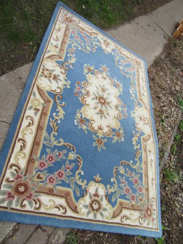 lot 112 image: Very nice HEAVY, RUGS USA Carpet