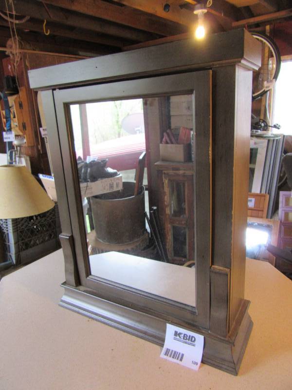 lot 109 image: Wall cabinetmedicine cabinet