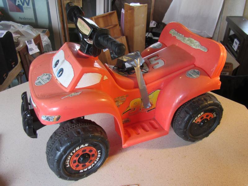 lot 105 image: Electric childs car.. Tested and works