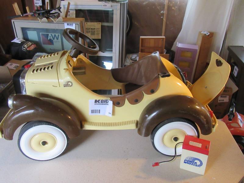 lot 99 image: Electric POWER WHEELS childs car..