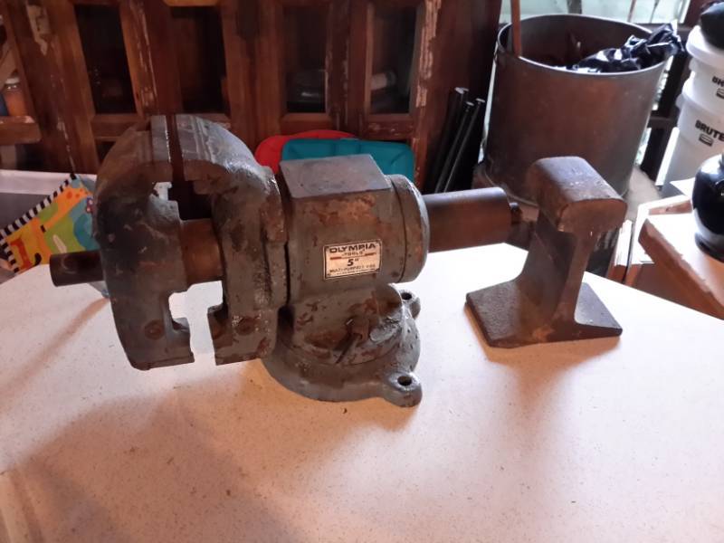 lot 23 image: Olympia, 5 in, Multipurpose Vise