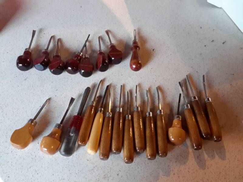 lot 68 image: Lot of various sizes and shapes of wood chisels