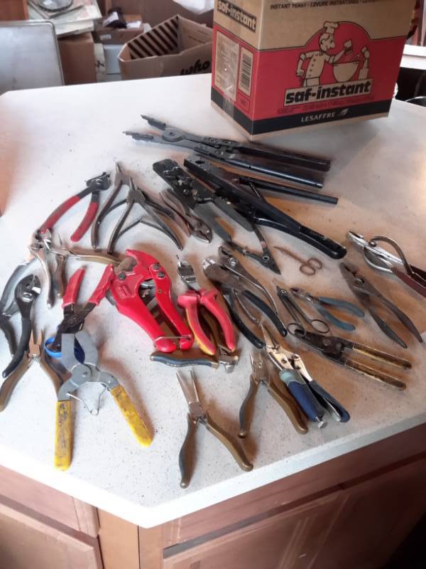 lot 92 image: Lot of Pinchers, pliers, nippers as pictured