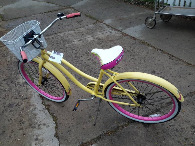 lot 12 image: Huffy Cranbrook Womens Bike.. Single Speed with Basket