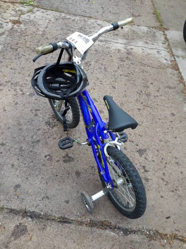 lot 13 image: Childs small bike with Training wheels