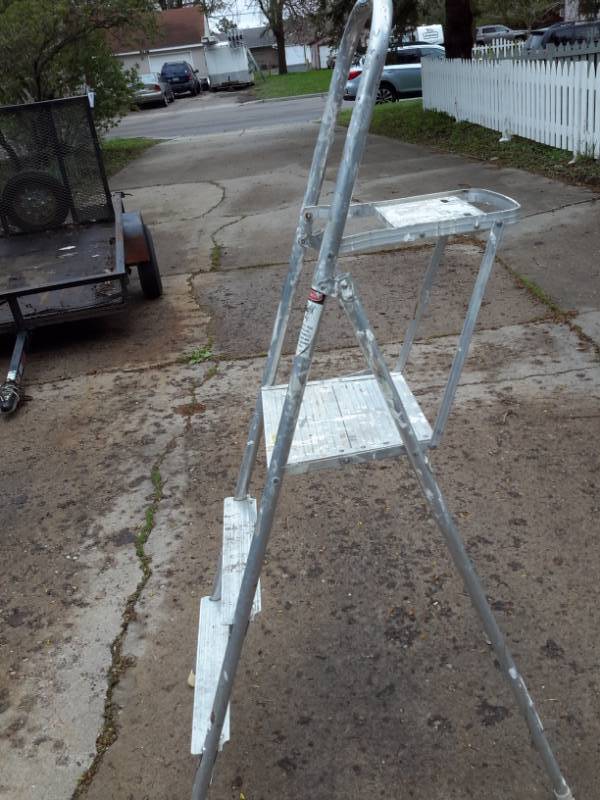 lot 16 image: Aluminum Step Ladder