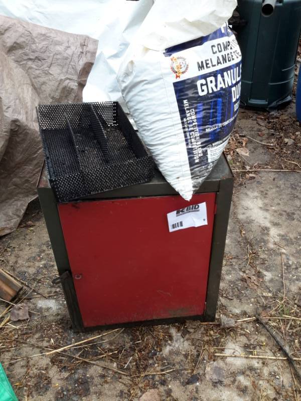 lot 9 image: Metal Smoker with pellets