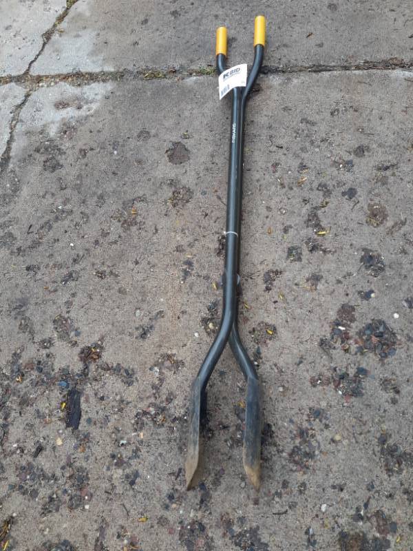 lot 25 image: Fiskars, Post hole digger