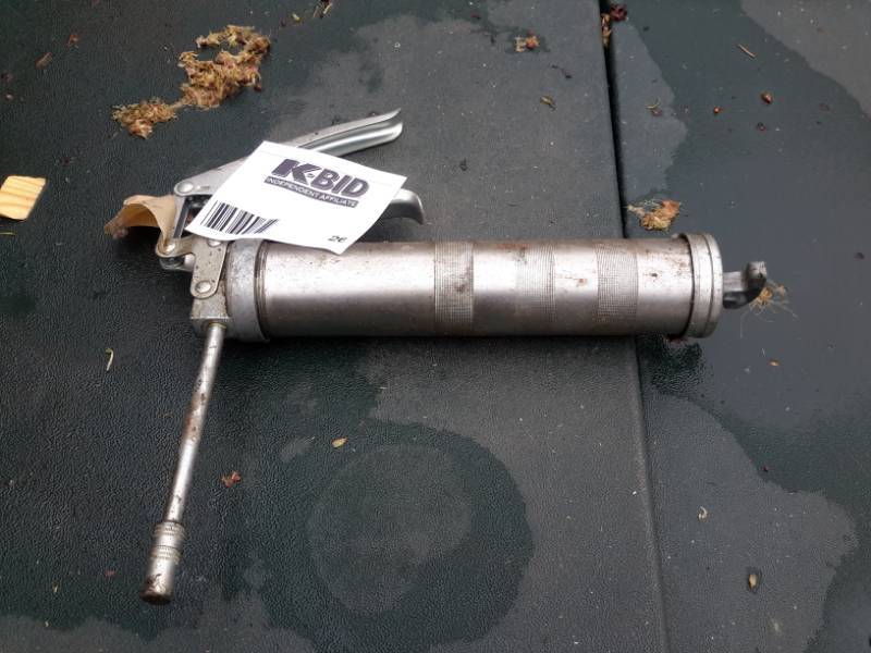 lot 26 image: Grease Gun.. Fits a standard size fitting