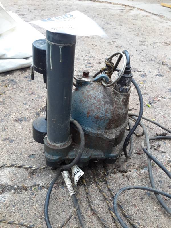 lot 42 image: Vertigalmaster, Sump Pump.. Works