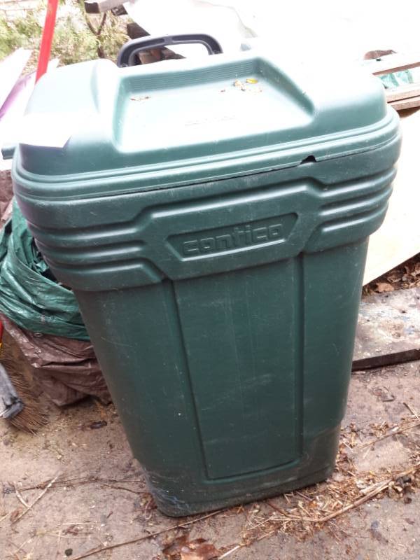 lot 57 image: Garbage Bin on wheels.