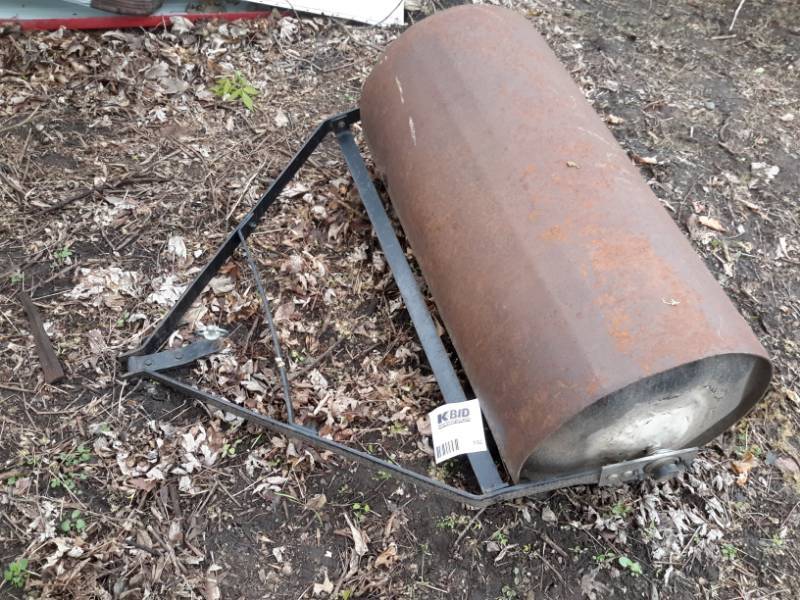 lot 152 image: Metal lawn roller.. Put water in this for the weight