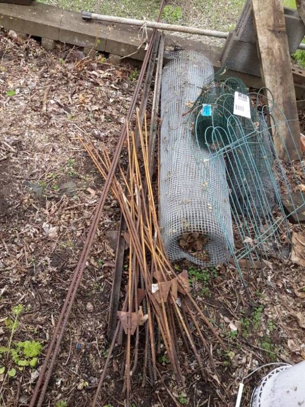 lot 155 image: Lot of fence posts, mesh wire, chicken wire, garden edgingfence
