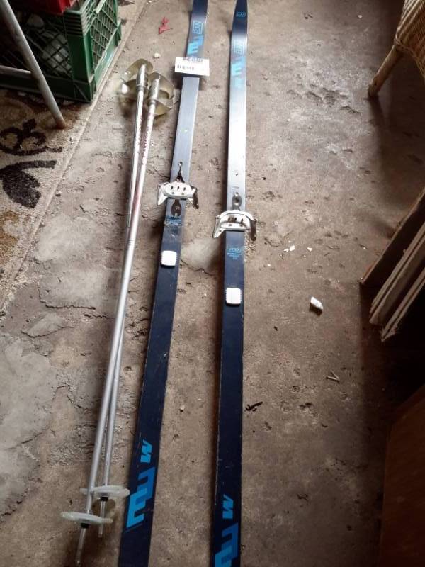 lot 132 image: Pair of ELAN cross county skiis and poles