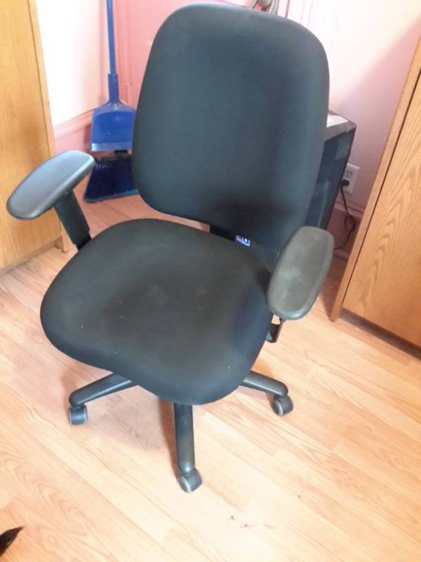 lot 100B image: Nice office chair.. Good shape