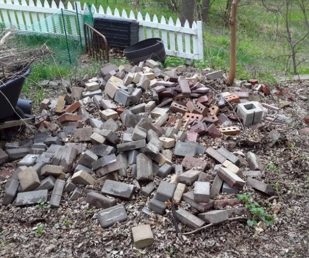 lot 156 image: Pile of misc sizes, shapes of bricks..