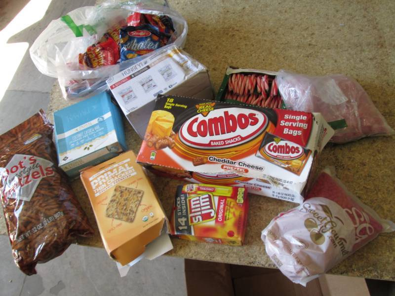 lot 526 image: Snack lot...