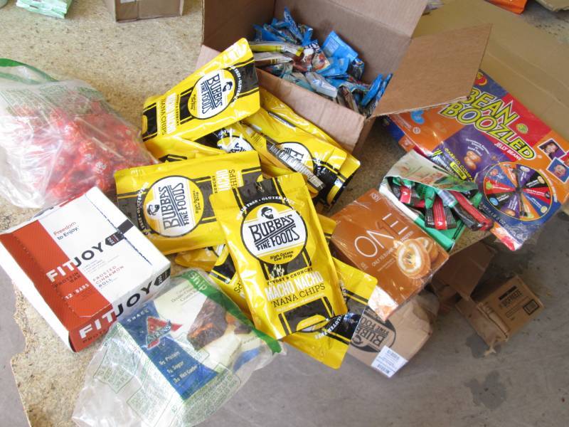 lot 529 image: Snack lot...