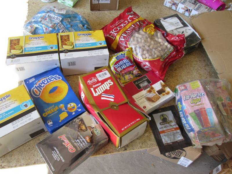 lot 532 image: Snack lot...