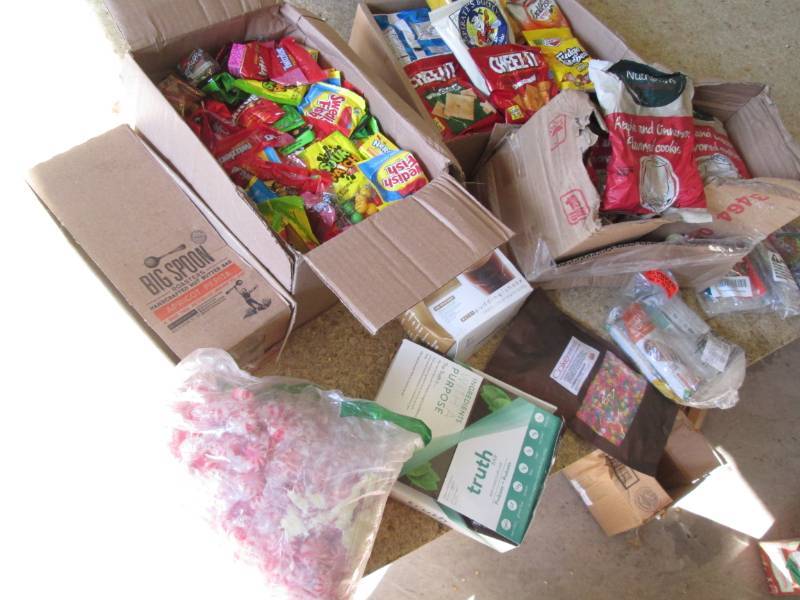 lot 536 image: Snack lot...