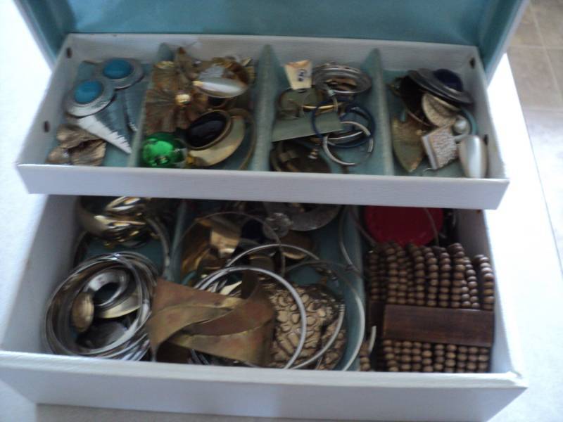 lot 7 image: Jewelry Box with all jewelry pictur...