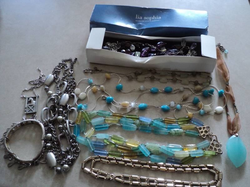 lot 8 image: 1.a Sophia Necklace and everything ...