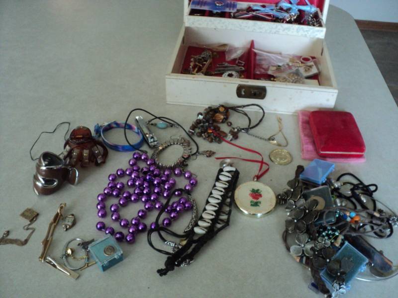 lot 10 image: Jewelry Box with all jewelry pictur...