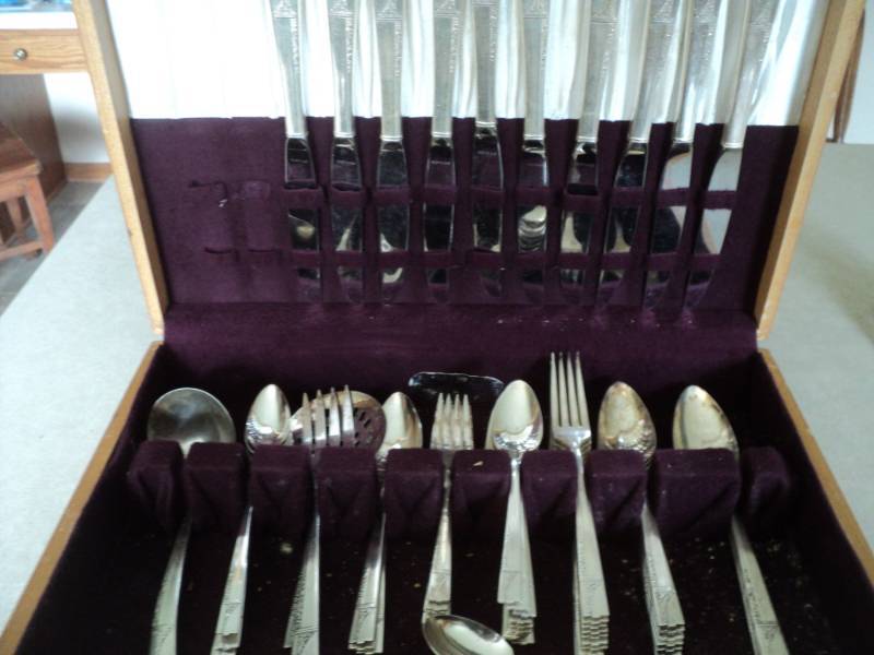 lot 13 image: Set of Nobility Silver-plate with 4...