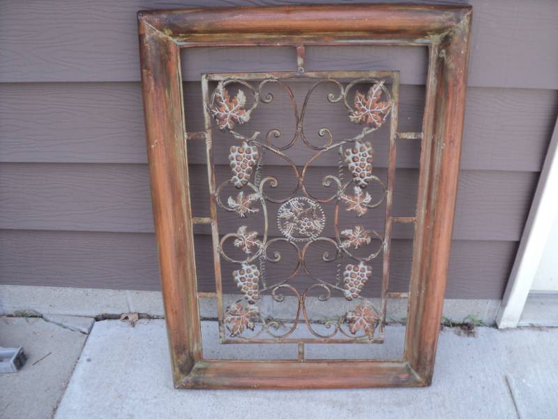 lot 17 image: Metal Wall Dcor 26 x 36...