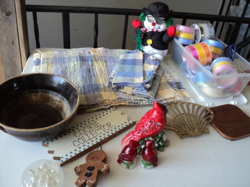 lot 25 image: 4 new Placements, napkins, Ribbon, ...