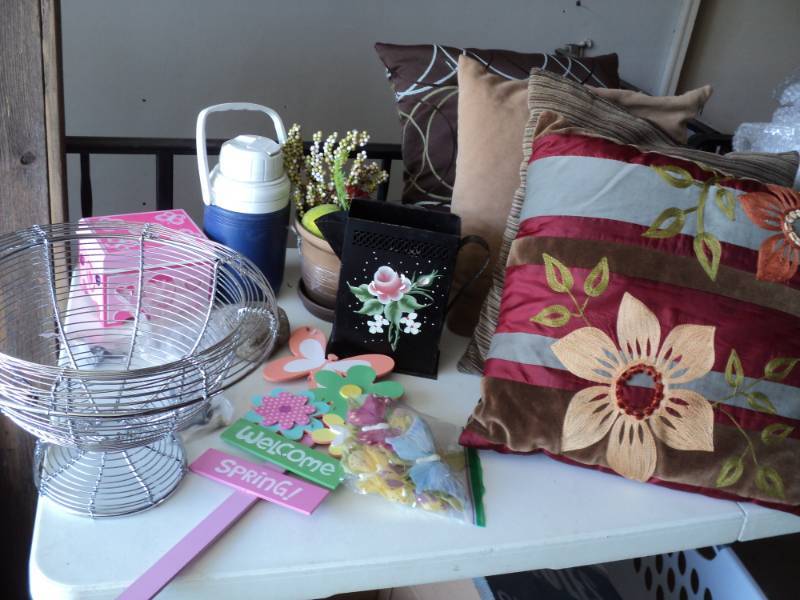 lot 26 image: 4 Pillows and Dcor...