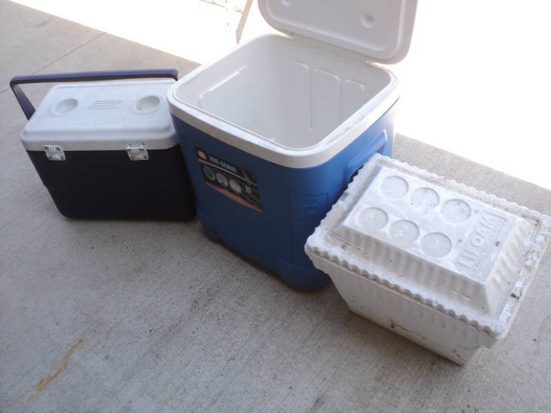 lot 32 image: 3 Coolers...