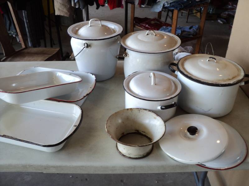 lot 34 image: 14 Pieces of Enamelware...