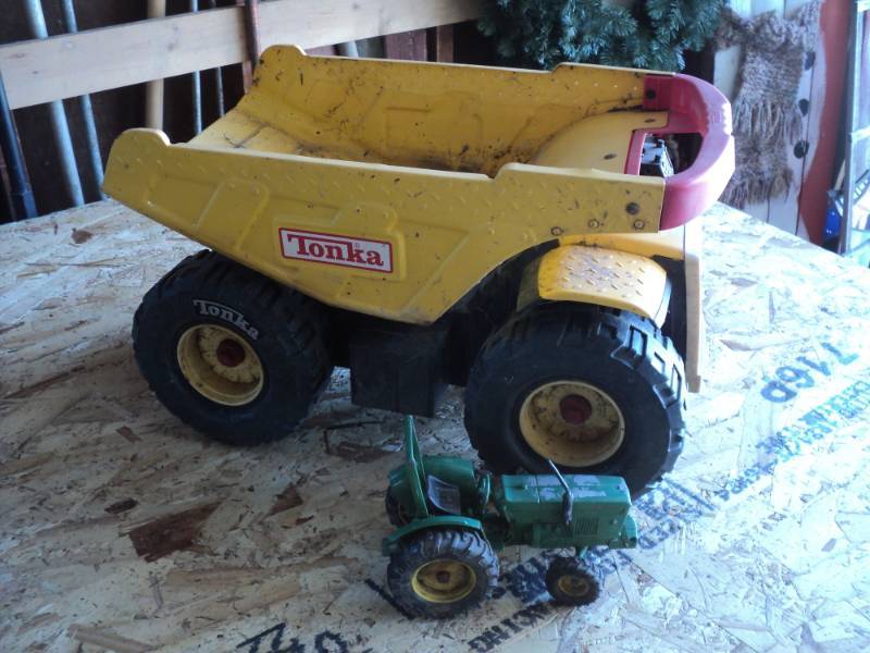 lot 39 image: Tonka Metal Dump Truck and Green Tr...