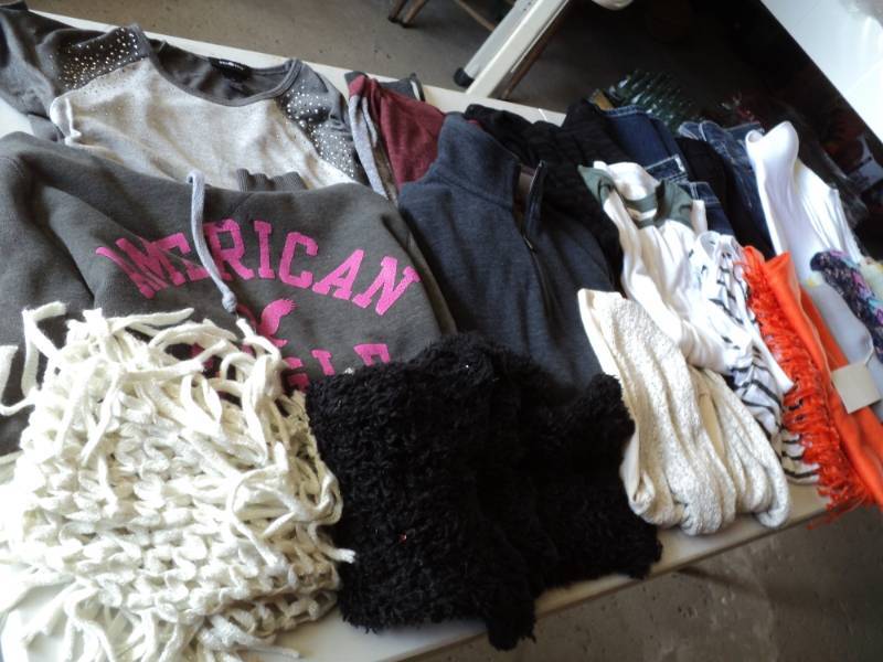 lot 88 image: Ladies and Junior Clothing, Size S ...
