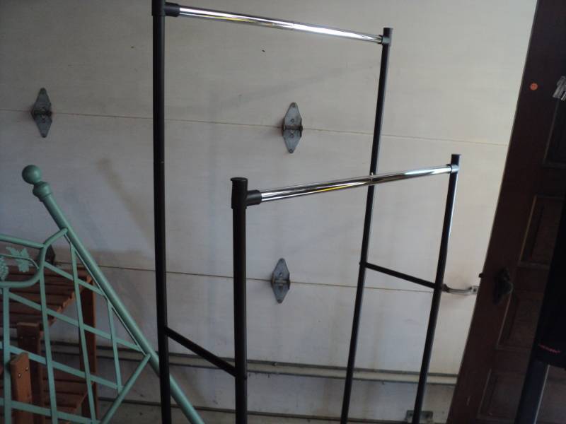lot 91 image: 2 Tier Clothing Rack...