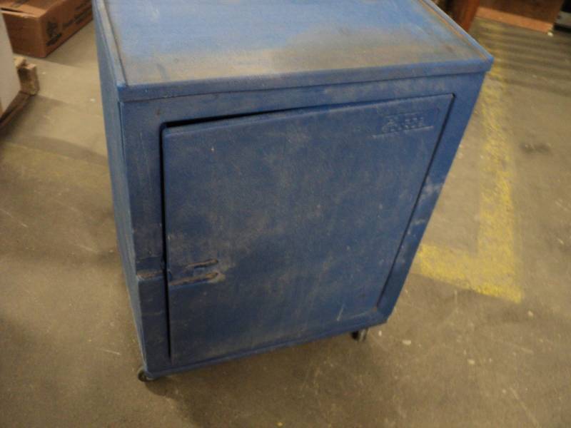 lot 106 image: Tool Source Cabinet on Wheels 19 x ...