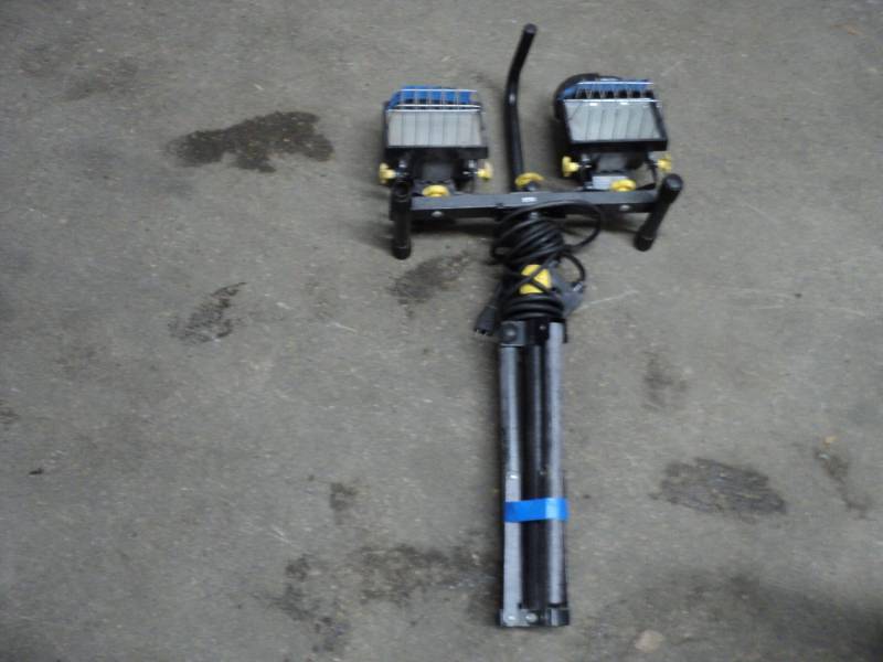 lot 197 image: Work Lights- one bulb is bad...